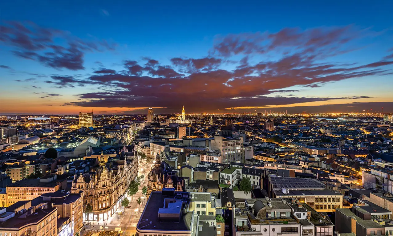 Uitzicht vanaf de Antwerp Tower op Antwerpen tijdens de avond