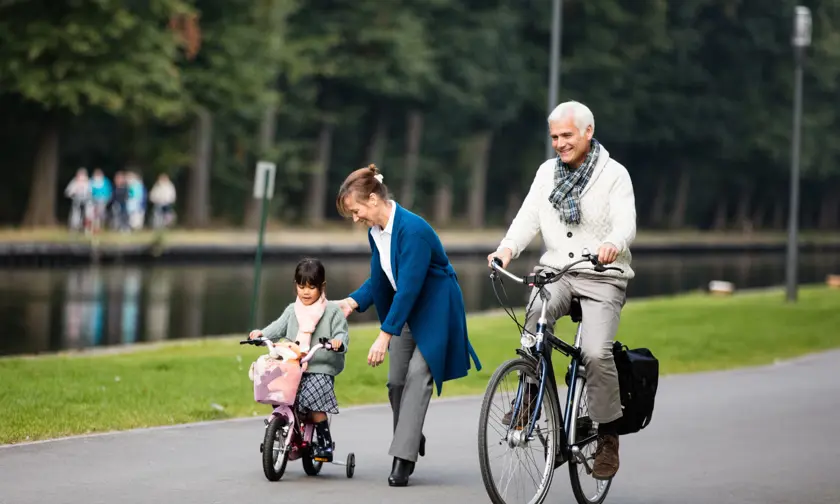 turnhout-anco-torens grootouders kindje spelen fiets water