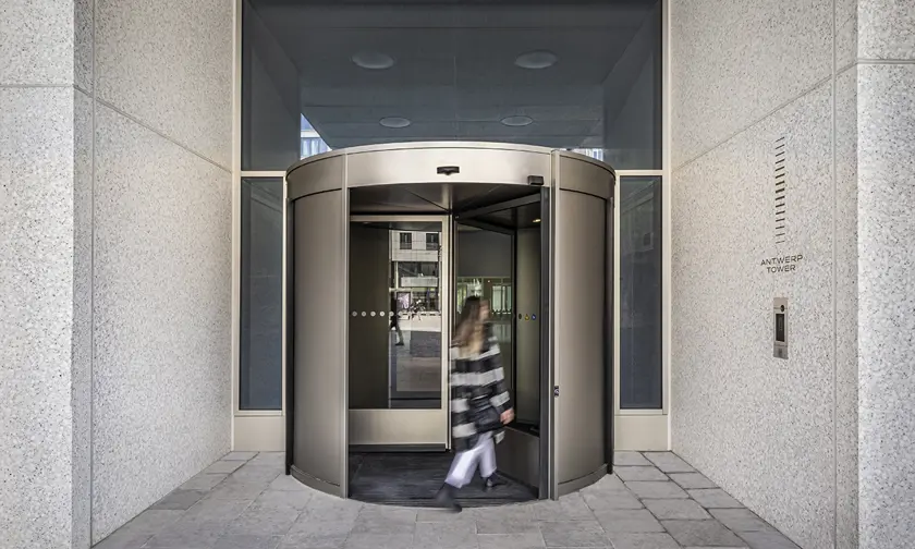 antwerp tower city vibe entrée avec porte tournante dame marchant