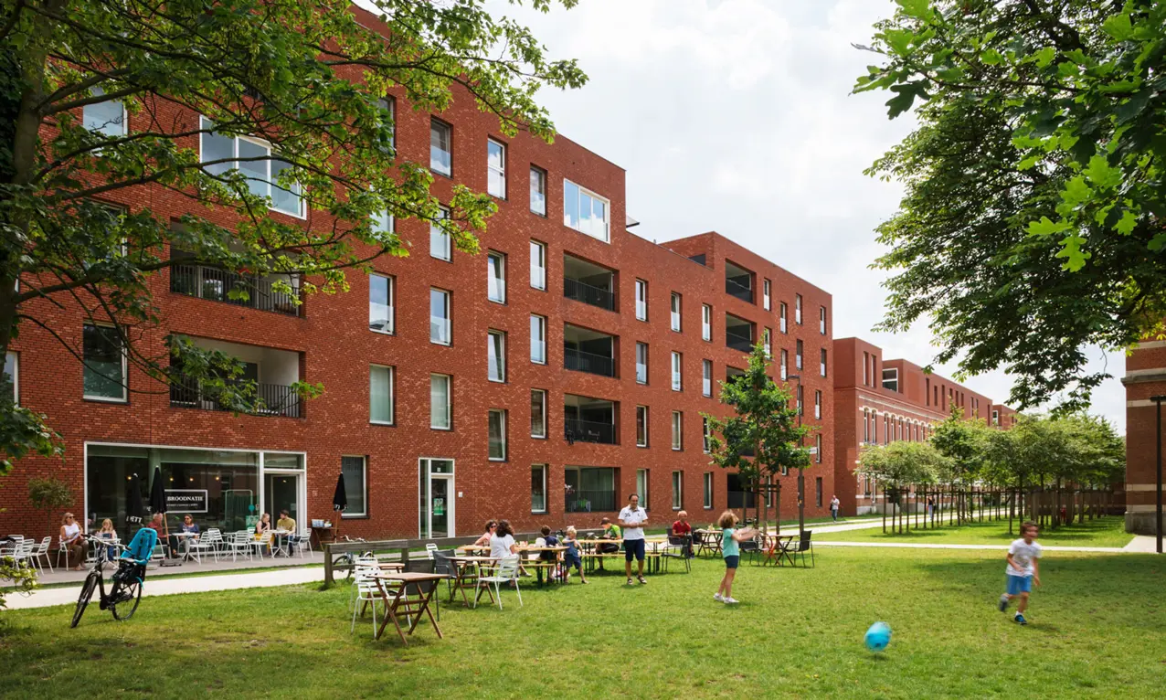 Gevels van de moderne appartementen met een groene grasvlakte